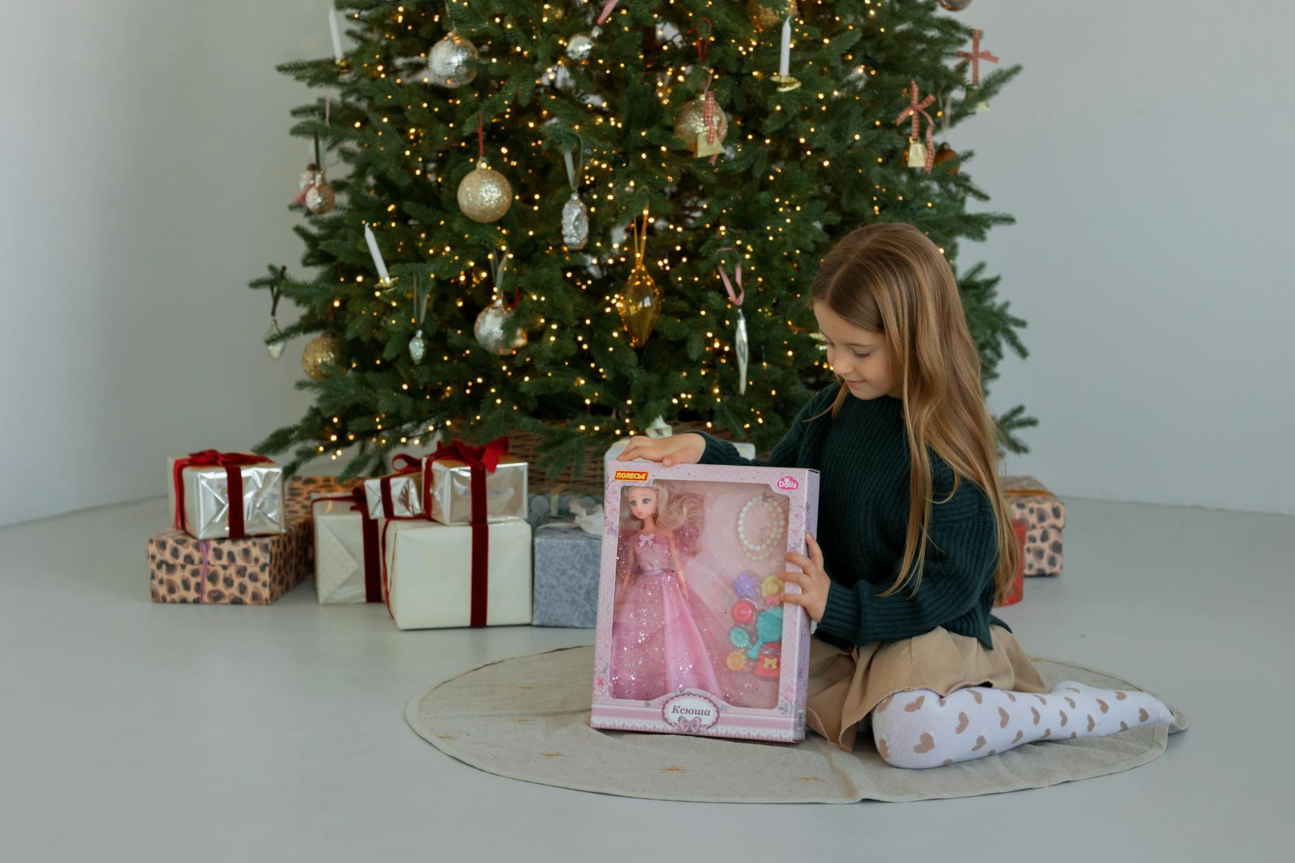 Enfant qui ouvre un chien robot quadrupède sous le sapin de Noël 2026