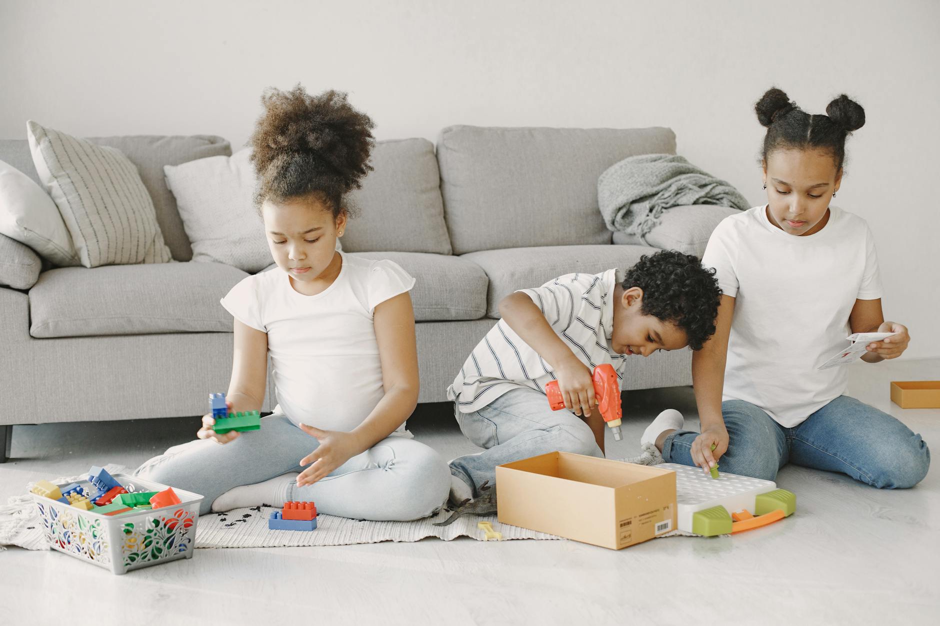 Enfants joyeux à la maison pendant les vacances faisant une course d'obstacles avec un chien robot