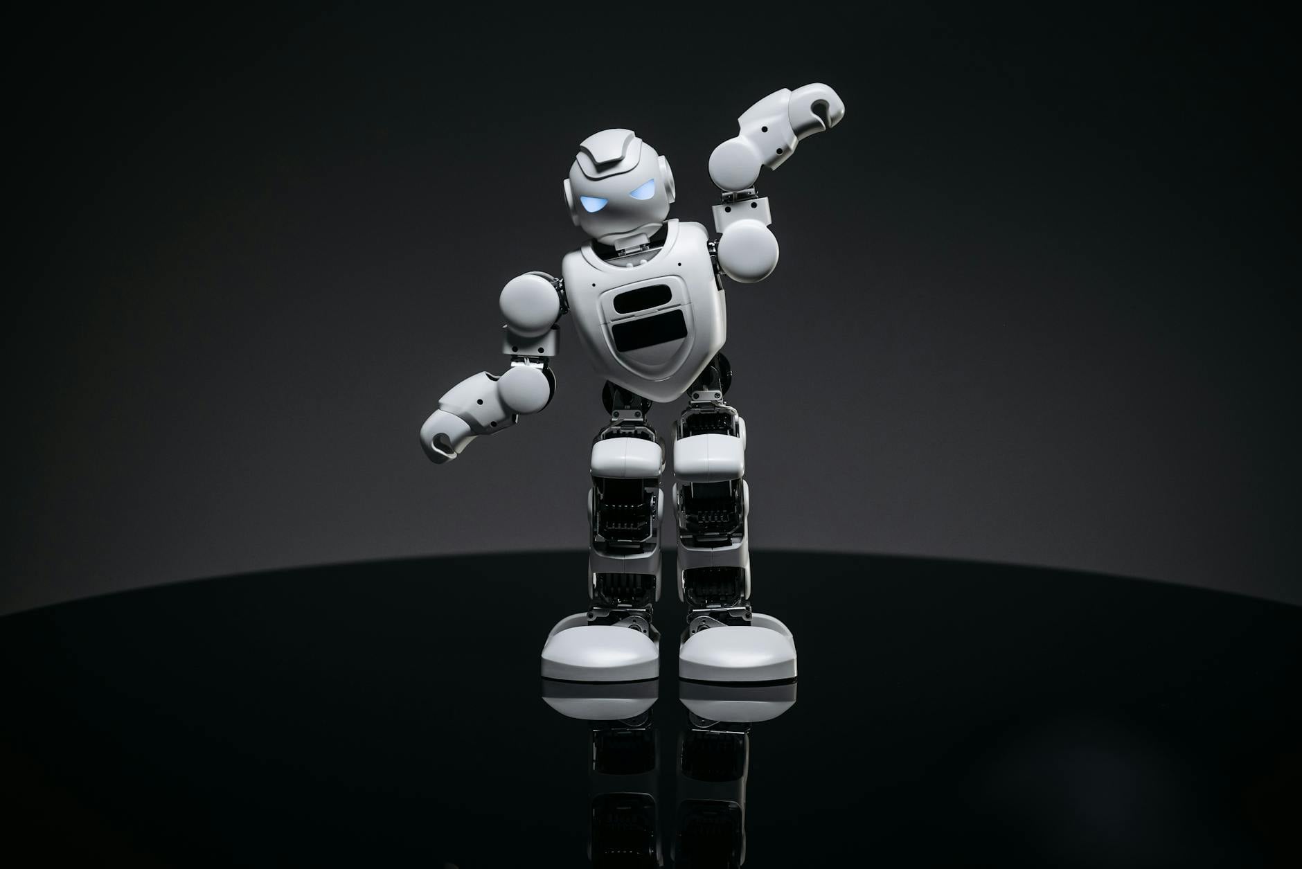 Six chiens robots alignés pour comparatif 2026 : quadrupède articulé, Sony Aibo, Petoi Bittle, Wowwee Chip, Sphero RVR